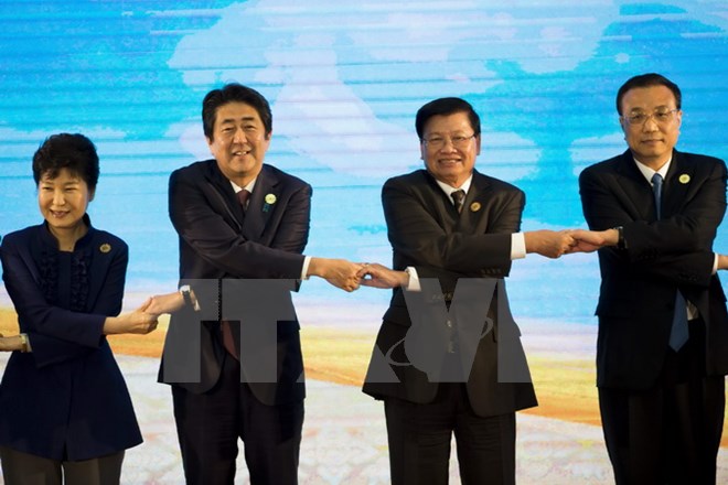 Lãnh đạo Hàn Quốc, Nhật Bản, Lào, Trung Quốc Lý Khắc Cường tại Hội nghị cấp cao ASEAN+3 ở Vientiane ngày 7-9. (Nguồn: AFP/TTXVN)
