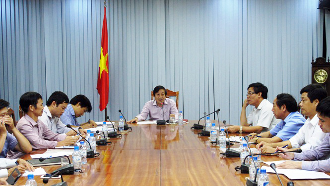 Đồng chí Nguyễn Xuân Quang, Ủy viên Ban Thường vụ Tỉnh ủy, Phó Chủ tịch Thường trực UBND tỉnh chủ trì buổi làm việc với Ban quản lý Dự án ODA Quảng Trạch.