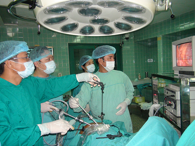 Các bác sĩ đang thực hiện phẫu thuật nội soi u tuyến thượng thận cho bệnh nhân tại Bệnh viện hữu nghị Việt Nam-Cu Ba Đồng Hới.