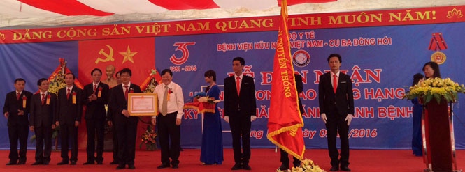Thừa ủy quyền của Chủ tịch nước, Thứ trưởng Bộ Y tế Nguyễn Viết Tiến đã trao tặng Huân chương lao động hạng Nhì cho tập thể cán