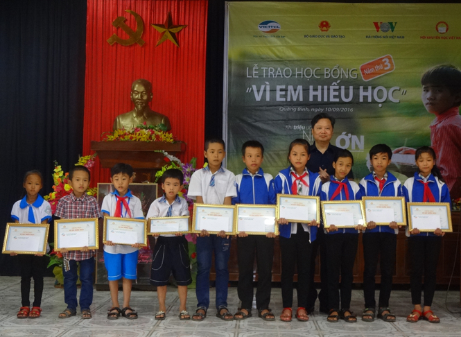 Đồng chí Nguyễn Tiến Hoàng, Tỉnh ủy viên, Phó Chủ tịch UBND tỉnh trao học bổng cho các em học sinh nghèo hiếu học trên địa bàn huyện Bố Trạch.