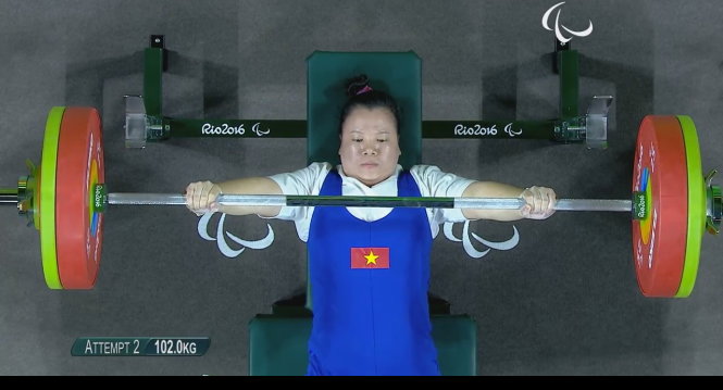 Linh Phượng thi đấu ở Paralympic 2016. Ảnh chụp từ màn hình
