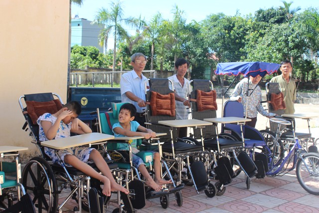 Trao xe lăn cho người khuyết tật