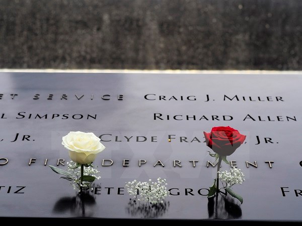 Tên các nạn nhân vụ khủng bố 11-9 tại đài tưởng niệm ở New York, Mỹ. (Nguồn: EPA/TTXVN)