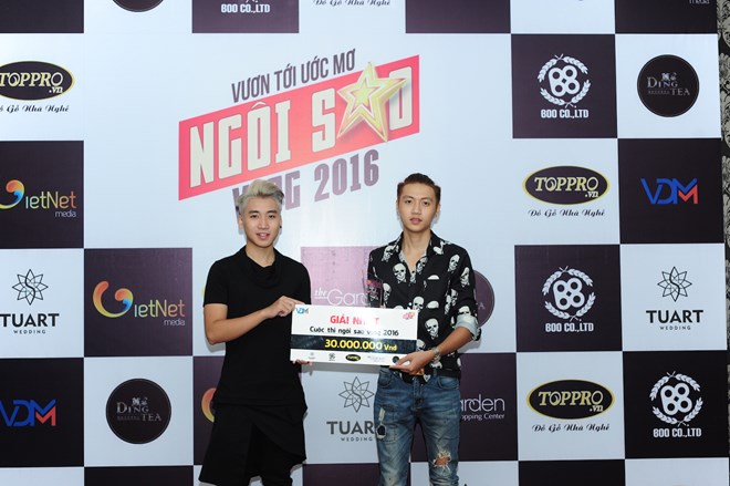 Lê Minh Hùng (bên phải) đã xuất sắc giành quán quân 'Ngôi sao Vlog 2016'. (Ảnh: BTC cung cấp)