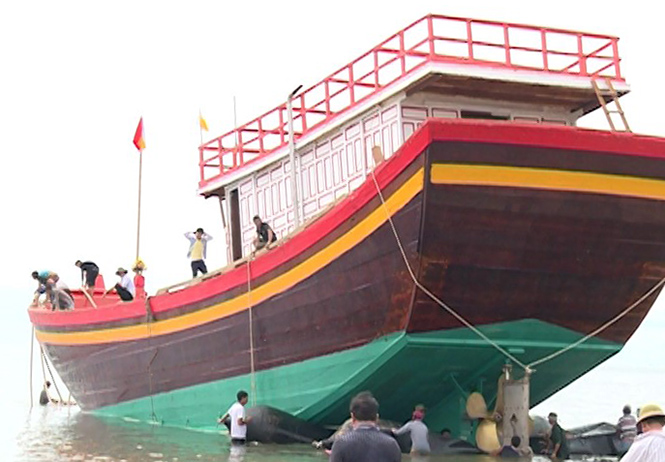 Hạ thủy tàu võ gỗ đóng mới theo Nghị định 67 của Chính phủ.