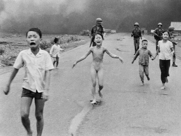 ​Bức ảnh 'Nỗi kinh hoàng chiến tranh' của nhà báo đoạt giải Pulitzer, Nick Ut, ghi lại cảnh các em bé Việt Nam chạy trốn một cuộc tấn công bằng bom napalm. (Ảnh: Nick Ut)
