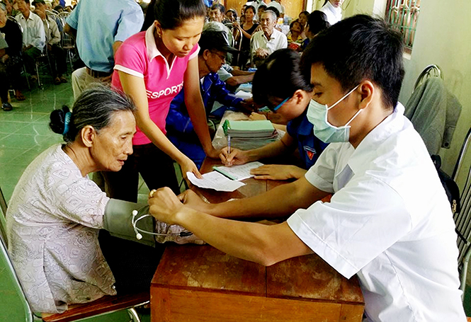  Huyện đoàn Quảng Trạch khám và cấp phát thuốc miễn phí cho bà con nhân dân có hoàn cảnh khó khăn tại xã Quảng Tiến.