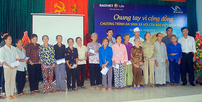 Bảo Việt Nhân thọ tặng quà cho các gia đình chính sách có hoàn cảnh khó khăn.