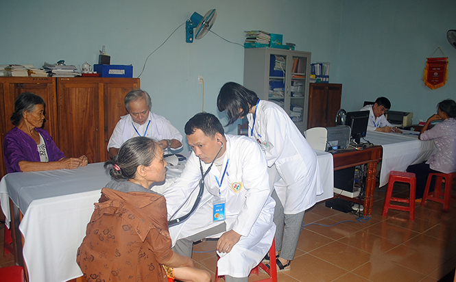 Hơn 400 người dân xã Quảng Tân và Quảng Lộc được khám bệnh miễn phí .