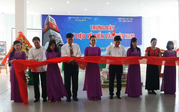 Đại diện lãnh đạo các tỉnh khu vực Bắc miền Trung cắt băng khai mạc triển lãm “Biển đảo Việt Nam”