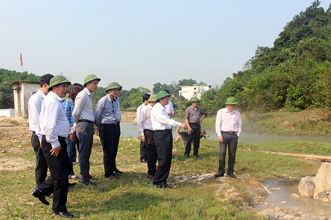 Ảnh 2 : Đồng chí Hoàng Đăng Quang, Ủy viên Trung ương Đảng, Bí thư Tỉnh ủy, Chủ tịch HĐND tỉnh, kiểm tra thực địa dự án suối nước nóng Bang trước khi thu hồi.