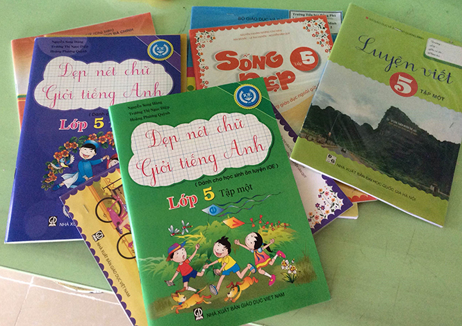 Trong số sách tham khảo mà học sinh tiểu học phải mua còn có cả luyện viết chữ đẹp Tiếng Anh.