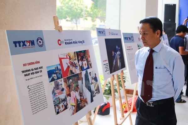  Tổng Giám đốc TTXVN Nguyễn Đức Lợi tham quan triển lãm trưng bày những tác phẩm đoạt giải. (Ảnh: Minh Sơn/Vietnam+)