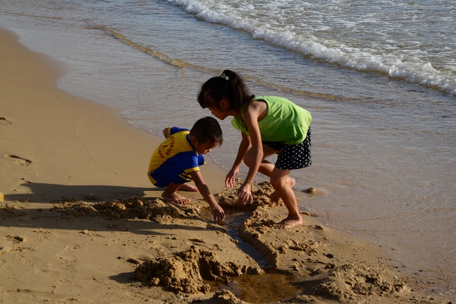 Hai đứa trẻ làng biển Nhân Trạch vô tư đùa giỡn trên bãi biển