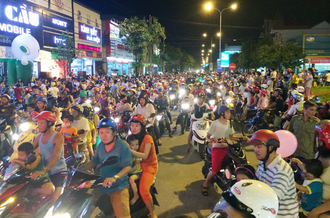 Hoạt động này khiến cho 2 tuyến đường Trần Hưng Đạo và đường Nguyễn Hữu Cảnh bị ách tác giao thông.