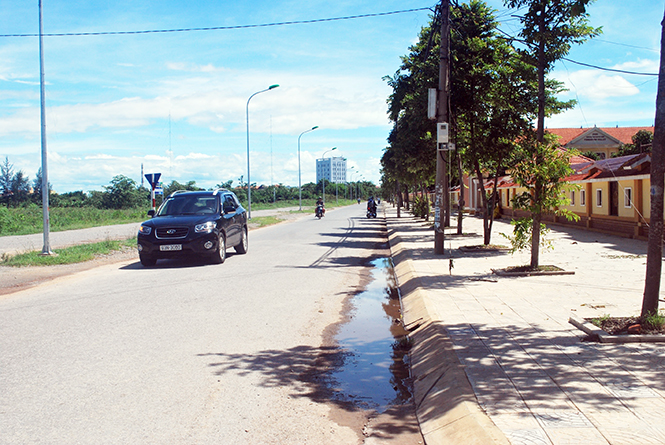Vỉa hè đường Nguyễn Văn Linh phía trước Trường THPT chuyên Võ Nguyên Giáp vừa được đầu tư xây dựng khang trang, sạch đẹp.