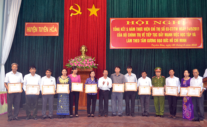 Đồng chí Hoàng Minh Đề, Tỉnh ủy viên, Bí thư Huyện uỷ Tuyên Hoá tặng giấy khen của Ban Thường vụ Huyện uỷ cho các cá nhân có thành tích xuất sắc trong 5 năm thực hiện Chỉ thị số 03.