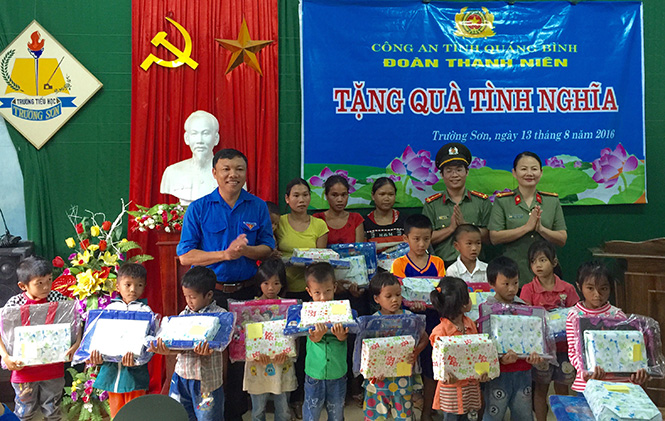 Đoàn Thanh niên Công an tỉnh trao quà cho các em học sinh Trường tiểu học xã Trường Sơn.
