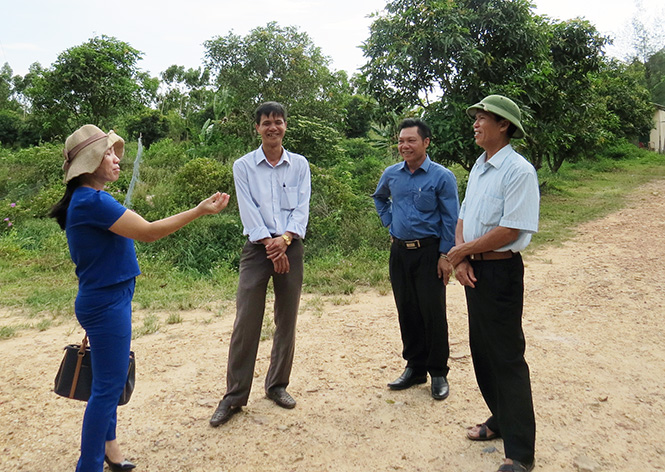 Ông Hải (thứ 2 bên phải) trao đổi kinh nghiệm làm trang trại với đoàn cán bộ Hội ND Quảng Bình