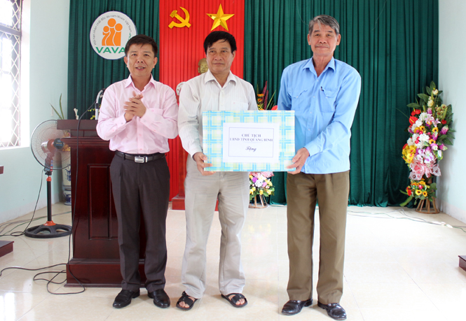 Đồng chí Nguyễn Hữu Hoài, Phó Bí thư Tỉnh ủy, Chủ tịch UBND tỉnh tặng quà cho NNCĐDC.