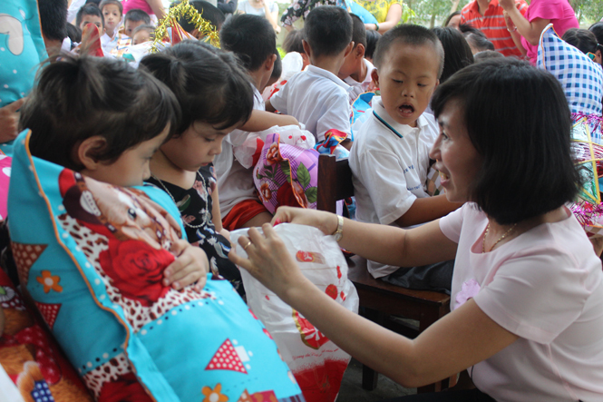 Giám đốc Nhà Thiếu nhi tỉnh tặng quà cho các cháu học sinh khuyết tật tại Trung tâm Giáo dục Trẻ khuyết tật huyện Quảng Trạch.