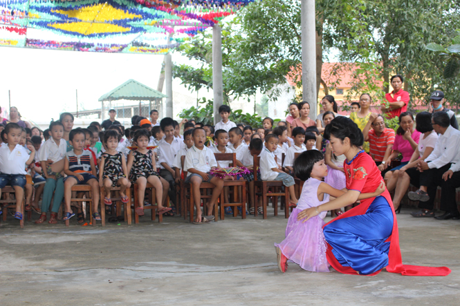Giáo viên và học sinh khuyết tật tham gia biểu diễn văn nghệ với tiết mục múa. 
