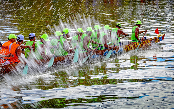 Một tác phẩm mới nhất của NSNA Thành Vương về lễ hội đua, bơi thuyền trên sông Kiến Giang, Lệ Thủy mừng Tết Độc lập năm 2016.