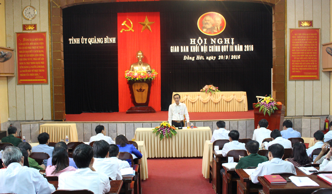 Đồng chí Trần Công Thuật, Phó Bí thư Thường trực Tỉnh ủy, Trưởng Đoàn ĐBQH tỉnh chủ trì hội nghị.