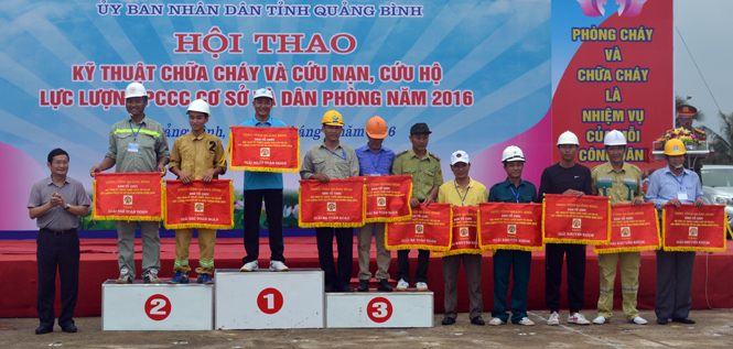 Đồng chí Trần Tiến Dũng, Tỉnh ủy viên, Phó Chủ tịch UBND tỉnh  trao giải toàn đoàn cho các đội đoạt giải.
