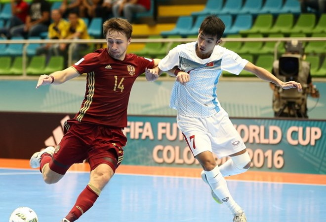 Futsal Việt Nam (áo trắng) dừng bước sau trận thua Nga. (Nguồn: Getty Images)