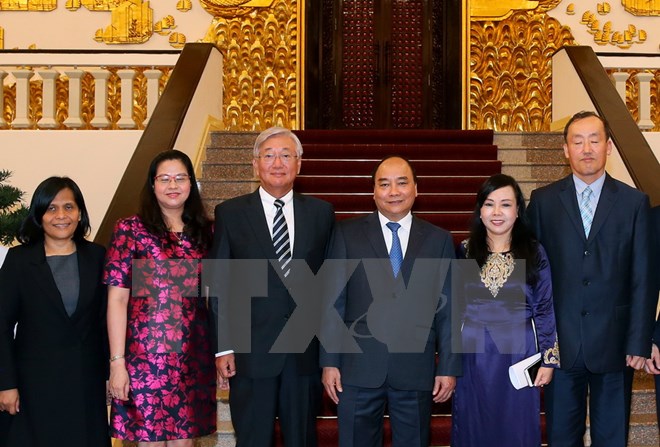 Thủ tướng Nguyễn Xuân Phúc với ông Shin Young-Soo và các đại biểu. (Ảnh: Thống Nhất/TTXVN)