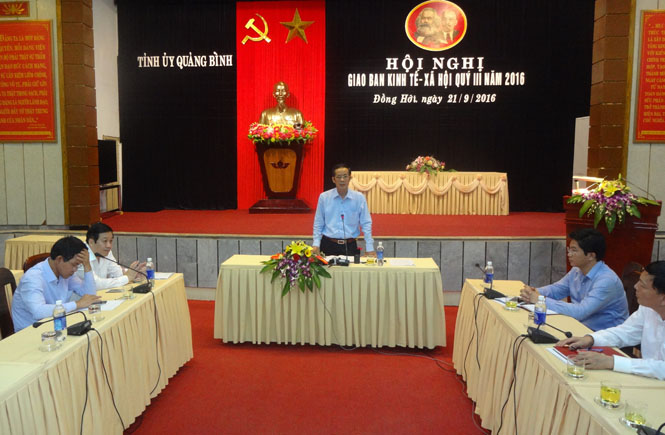 Đồng chí Trần Công Thuật, Phó Bí thư Thường trực Tỉnh ủy, Trưởng đoàn đại biểu Quốc hội tỉnh phát biểu kết luận hội nghị