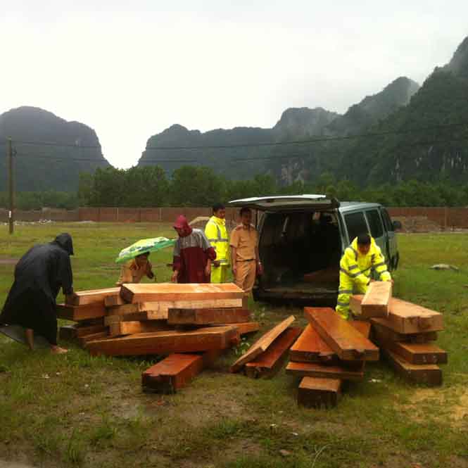 Chiếc xe ô tô cùng số gỗ bị tạm giữ tại Công an huyện Minh Hóa