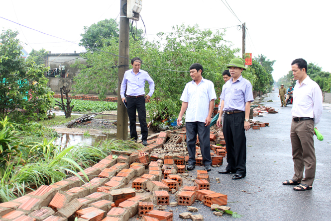 Lãnh đạo thành phố kiểm tra thiệt hại do lốc xoáy gây ra tại xã Lộc Ninh.