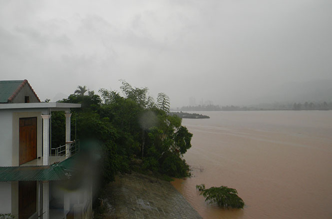 Mực nước trên sông Gianh đang tiếp tục lên.