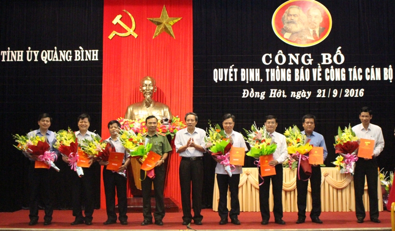 Đồng chí Hoàng Đăng Quang, Ủy viên Trung ương Đảng, Bí thư Tỉnh ủy, Chủ tịch HĐND tỉnh trao quyết định và tặng hoa chúc mừng các đồng chí cán bộ được phê chuẩn, điều động, bổ nhiệm