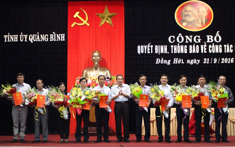  Đồng chí Hoàng Đăng Quang, Ủy viên Trung ương Đảng, Bí thư Tỉnh ủy, Chủ tịch HĐND tỉnh trao quyết định và tặng hoa chúc mừng các đồng chí cán bộ được phê chuẩn, điều động, bổ nhiệm