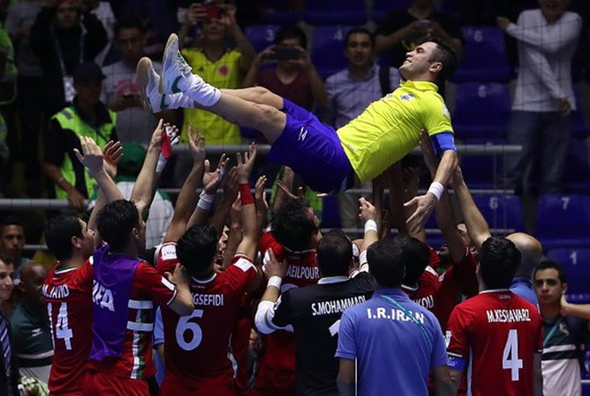 Cầu thủ Iran công kênh ngôi sao của Brazil Falcao sau trận đấu. (Nguồn: Getty Images)