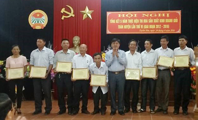 Lãnh đạo Hội Nông dân tỉnh trao bằng khen cho các cá nhân tiêu biểu trong phong trào nông dân sản xuất kinh doanh giỏi của huyện Tuyên Hóa.