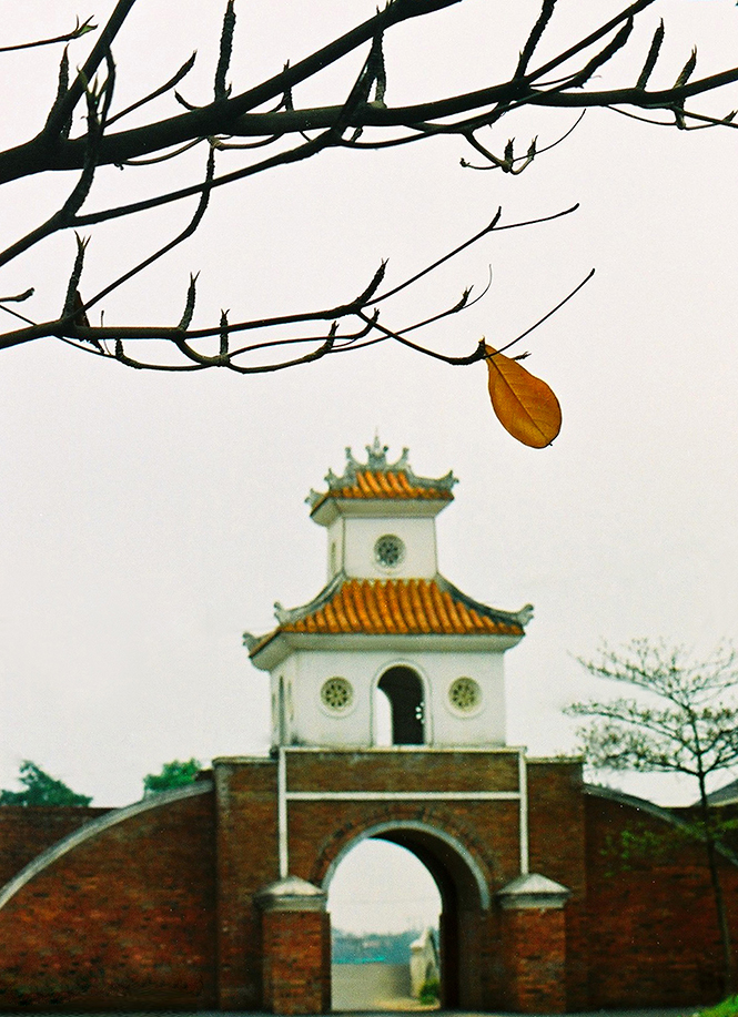  Vọng lâu cổng đông thành cổ Đồng Hới rất có thể là nơi Nguyễn Du thường ngồi ngắm cửa biển Nhật Lệ chiều hôm.