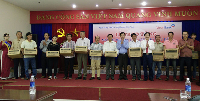Ông Lương Hải Lưu, Giám đốc Vietinbank Quảng Bình trao máy thông tin liên lạc tầm xa cho các ngư dân trong tỉnh.