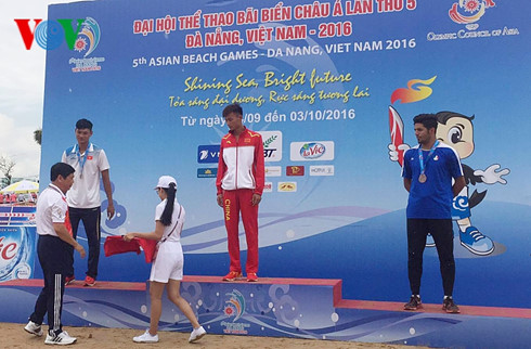 VĐV Nguyễn Văn Công (bên trái áo trắng) giành được HCB ở nội dung nhảy xa nam môn điền kinh bãi biển.
