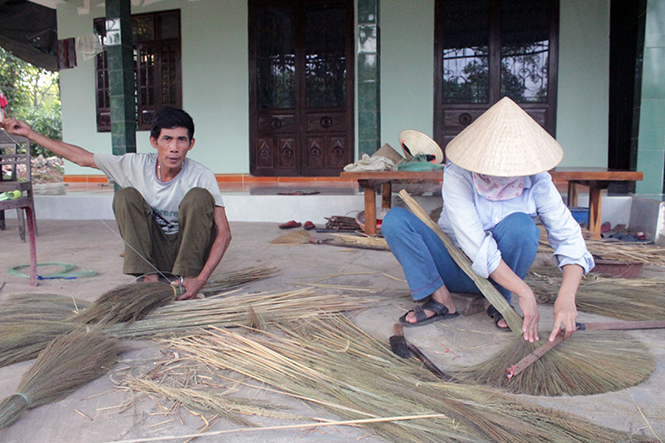  Nghề làm chổi đót ở 2 thôn Hà Kiên và Phúc Duệ mang lại thu nhập khá cao, nhưng người dân lại đang gặp khó khăn trong khâu nguyên liệu đầu vào và tìm đầu ra cho sản phẩm.