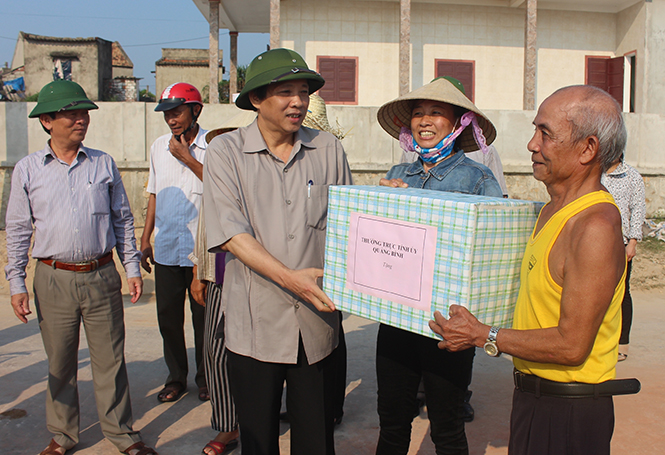 Đồng chí Hoàng Đăng Quang, Ủy viên Trung ương Đảng, Bí thư Tỉnh ủy, Chủ tịch HĐND tỉnh tặng quà, động viên nhân dân xã Hải Trạch (Bố Trạch) sau sự cố môi trường biển.