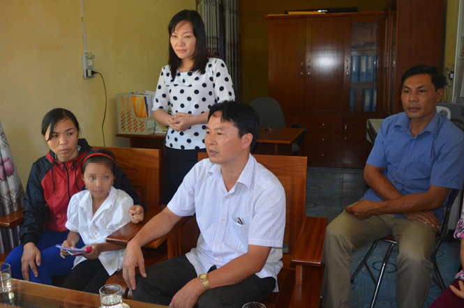 Đại diện lãnh đạo huyện Quảng Ninh và một số cơ quan, đoàn thể trên địa bàn thăm hỏi và trao quà, động viên hai mẹ con cháu T.