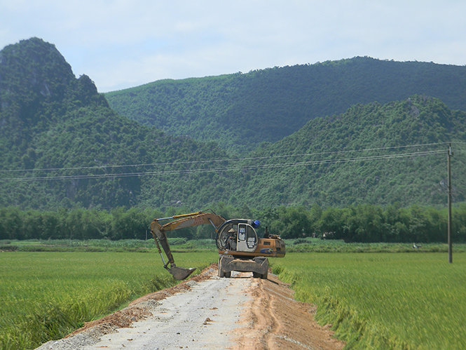 Nhiều tuyến giao thông nội đồng ở xã Mai Hoá đang được đầu tư xây dựng.