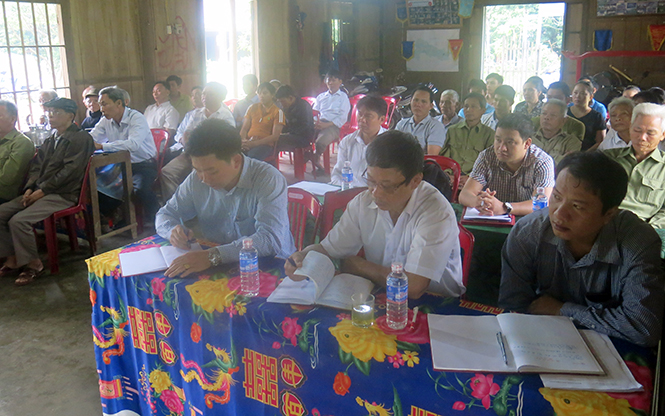  Các đồng chí cán bộ lãnh đạo, quản lý huyện Minh Hóa đang tham gia sinh hoạt Đảng với cơ sở.