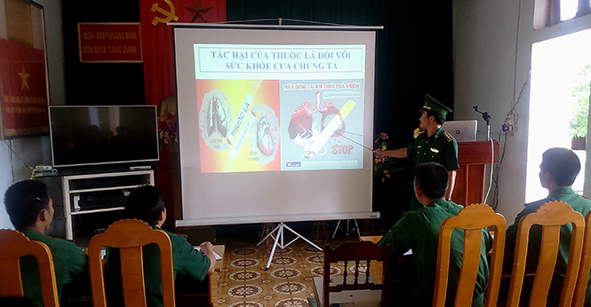 Chi đoàn Đồn Biên phòng cửa khẩu Cảng Gianh đang giáo dục, tuyên truyền cho ĐVTN về tác hại của thuốc lá.