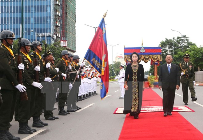 Chủ tịch Quốc hội Campuchia Samdec Heng Samrin và Chủ tịch Quốc hội Nguyễn Thị Kim Ngân tại Lễ đón chính thức. (Ảnh: Trọng Đức/ TTXVN)